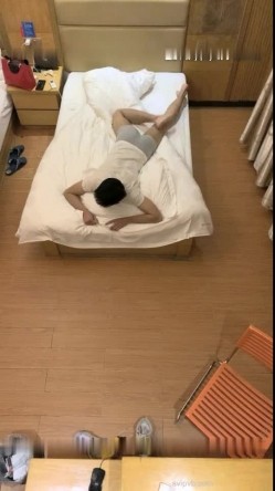 零零后小哥酒店空调机偷放摄像头找了个颜值不错的小姐偷拍趁着小姐洗澡偷偷调角度 截图5