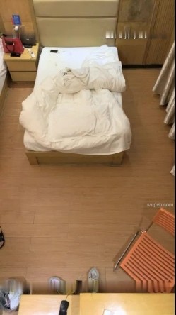 零零后小哥酒店空调机偷放摄像头找了个颜值不错的小姐偷拍趁着小姐洗澡偷偷调角度 截图7