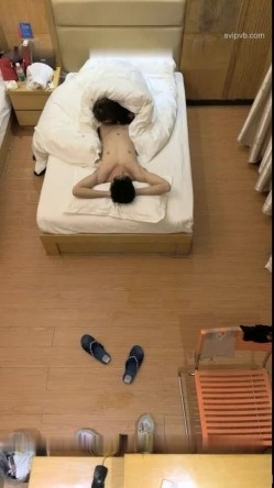 零零后小哥酒店空调机偷放摄像头找了个颜值不错的小姐偷拍趁着小姐洗澡偷偷调角度 截图9