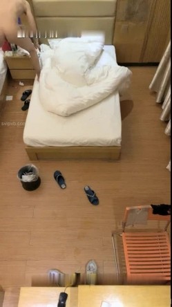 零零后小哥酒店空调机偷放摄像头找了个颜值不错的小姐偷拍趁着小姐洗澡偷偷调角度 截图14