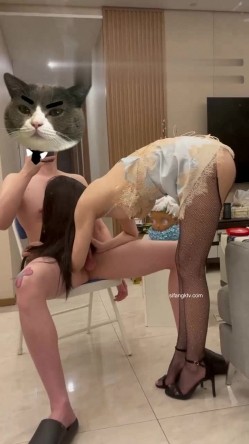 终极反差调教！颜值身材天花板某航极品空姐工作时是女神下班就是金主母狗~足交吃精浇尿啪啪各种侮辱 截图1