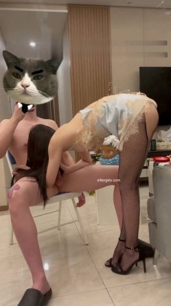 终极反差调教！颜值身材天花板某航极品空姐工作时是女神下班就是金主母狗~足交吃精浇尿啪啪各种侮辱 截图2