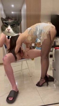 终极反差调教！颜值身材天花板某航极品空姐工作时是女神下班就是金主母狗~足交吃精浇尿啪啪各种侮辱 截图16