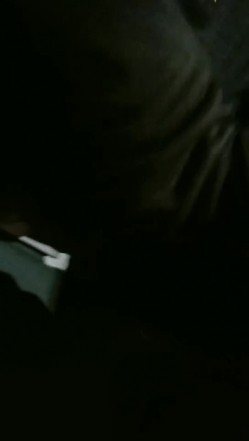 下海女教师户外车震，颜值不错真骚舔的鸡巴湿漉漉，看着外面有人在路边撒尿自己在车内被草，淫声荡语不断 截图1