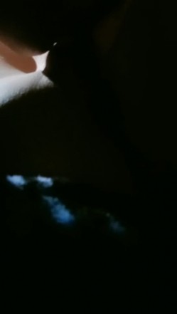 下海女教师户外车震，颜值不错真骚舔的鸡巴湿漉漉，看着外面有人在路边撒尿自己在车内被草，淫声荡语不断 截图3