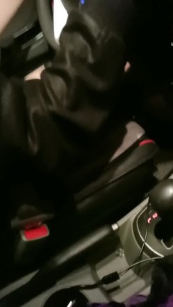 下海女教师户外车震，颜值不错真骚舔的鸡巴湿漉漉，看着外面有人在路边撒尿自己在车内被草，淫声荡语不断 截图9