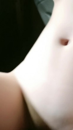 下海女教师户外车震，颜值不错真骚舔的鸡巴湿漉漉，看着外面有人在路边撒尿自己在车内被草，淫声荡语不断 截图15