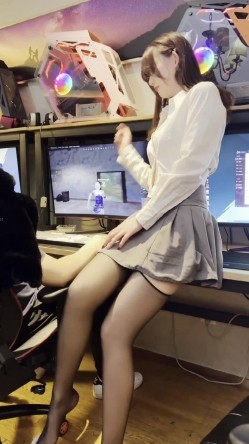 海鲜馒头穴女神『阿朱』 黑丝捆绑 被网友绑起来搞到内内都湿了 高清1080P原版 截图3