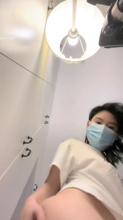 核弹！新女神下海~20小时~【马日安娜】这个真的很漂亮（下部）！来大姨妈还大秀，经血直流，略重口~！ 截图6