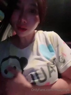 【你的淫荡姨妈】泰国轻熟人妻型巨乳网黄御姐「Muaymyb」露脸大尺度私拍 风骚露出男女通吃多穴满足 截图2