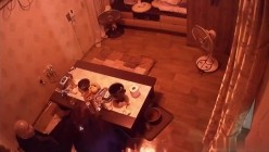 黑客破解网络摄像头偷拍 ️风骚私房菜馆老板娘陪客人喝酒玩嗨了直接啪啪 截图13