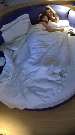 情趣台 大哥带媳妇儿开房 媳妇儿富态有气质 大哥刚出招 媳妇儿跟着默契配合 最后还内射了 截图2