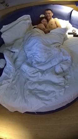 情趣台 大哥带媳妇儿开房 媳妇儿富态有气质 大哥刚出招 媳妇儿跟着默契配合 最后还内射了 截图3