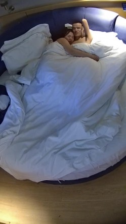 情趣台 大哥带媳妇儿开房 媳妇儿富态有气质 大哥刚出招 媳妇儿跟着默契配合 最后还内射了 截图5