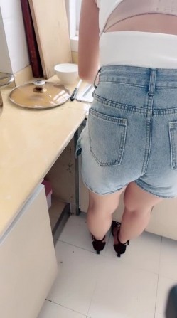 小嫂子厨房做菜，完全忍不住半推半就掏出鸡巴一顿无套狂操！ 截图1
