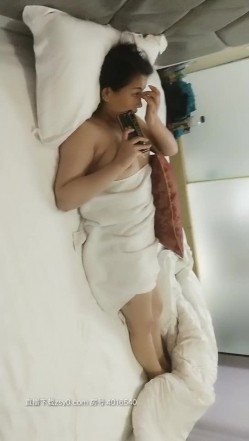 骚人妻的技术就是好给大哥的鸡巴舔得神魂颠倒，大奶子大屁股上位干大哥，躺在床上玩后入揉着奶子爆草真带劲 截图16