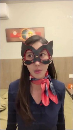 秀人网名模私拍【章芃芃】，九头身大美女 空姐 揉奶 揉逼 自慰棒自慰，5000定制 截图1