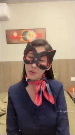 秀人网名模私拍【章芃芃】，九头身大美女 空姐 揉奶 揉逼 自慰棒自慰，5000定制 截图2