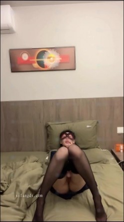 秀人网名模私拍【章芃芃】，九头身大美女 空姐 揉奶 揉逼 自慰棒自慰，5000定制 截图10