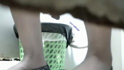 大型购物中心内部女厕偷拍 多位黑丝美女店员的各种极品美鲍鱼 截图14