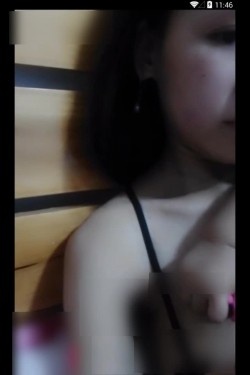 90后辣妈女主播轩轩娇妻90后带着哺乳期的宝宝玩裸聊黑丝吊带出脸还现场挤乳汁给狼粉看真是太拼了 截图5