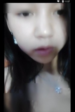 90后辣妈女主播轩轩娇妻90后带着哺乳期的宝宝玩裸聊黑丝吊带出脸还现场挤乳汁给狼粉看真是太拼了 截图16