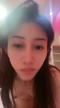 平胸界的天花板，【00小馒头】，明星脸~神似女星江疏影~特写掰逼，抠穴自慰，湿润的蝴蝶逼 截图3