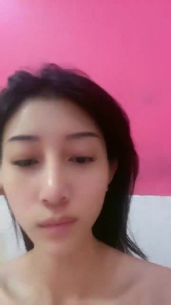 平胸界的天花板，【00小馒头】，明星脸~神似女星江疏影~特写掰逼，抠穴自慰，湿润的蝴蝶逼 截图5