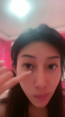 平胸界的天花板，【00小馒头】，明星脸~神似女星江疏影~特写掰逼，抠穴自慰，湿润的蝴蝶逼 截图7