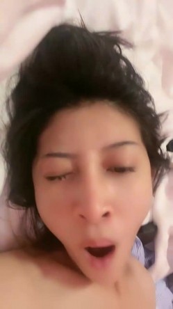 平胸界的天花板，【00小馒头】，明星脸~神似女星江疏影~特写掰逼，抠穴自慰，湿润的蝴蝶逼 截图9