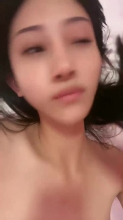 平胸界的天花板，【00小馒头】，明星脸~神似女星江疏影~特写掰逼，抠穴自慰，湿润的蝴蝶逼 截图11
