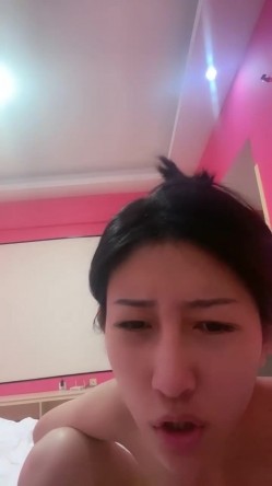 平胸界的天花板，【00小馒头】，明星脸~神似女星江疏影~特写掰逼，抠穴自慰，湿润的蝴蝶逼 截图14