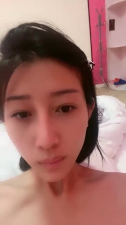 平胸界的天花板，【00小馒头】，明星脸~神似女星江疏影~特写掰逼，抠穴自慰，湿润的蝴蝶逼 截图16