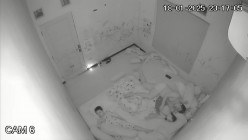 黑客破解家庭网络摄像头偷拍 极品夫妻 的日常性生活每次啪啪都需要道具插逼自慰热身再开干 截图2