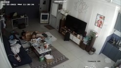 居家黑客入侵偷拍，老公边玩手机边抠妻子的下体，骚妻终于忍不住起身口交女上一气呵成，少妇上位太猛了 截图2