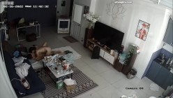 居家黑客入侵偷拍，老公边玩手机边抠妻子的下体，骚妻终于忍不住起身口交女上一气呵成，少妇上位太猛了 截图3