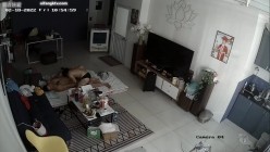 居家黑客入侵偷拍，老公边玩手机边抠妻子的下体，骚妻终于忍不住起身口交女上一气呵成，少妇上位太猛了 截图5