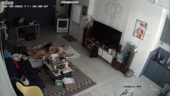 居家黑客入侵偷拍，老公边玩手机边抠妻子的下体，骚妻终于忍不住起身口交女上一气呵成，少妇上位太猛了 截图6