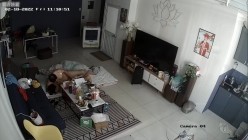 居家黑客入侵偷拍，老公边玩手机边抠妻子的下体，骚妻终于忍不住起身口交女上一气呵成，少妇上位太猛了 截图9