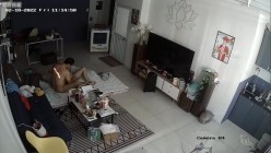 居家黑客入侵偷拍，老公边玩手机边抠妻子的下体，骚妻终于忍不住起身口交女上一气呵成，少妇上位太猛了 截图10