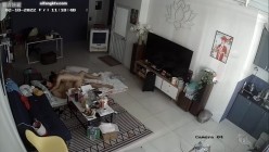居家黑客入侵偷拍，老公边玩手机边抠妻子的下体，骚妻终于忍不住起身口交女上一气呵成，少妇上位太猛了 截图11