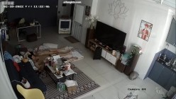 居家黑客入侵偷拍，老公边玩手机边抠妻子的下体，骚妻终于忍不住起身口交女上一气呵成，少妇上位太猛了 截图12