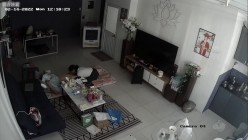 居家黑客入侵偷拍，老公边玩手机边抠妻子的下体，骚妻终于忍不住起身口交女上一气呵成，少妇上位太猛了 截图13