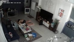 居家黑客入侵偷拍，老公边玩手机边抠妻子的下体，骚妻终于忍不住起身口交女上一气呵成，少妇上位太猛了 截图14