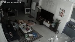 居家黑客入侵偷拍，老公边玩手机边抠妻子的下体，骚妻终于忍不住起身口交女上一气呵成，少妇上位太猛了 截图15