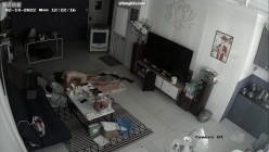 居家黑客入侵偷拍，老公边玩手机边抠妻子的下体，骚妻终于忍不住起身口交女上一气呵成，少妇上位太猛了 截图16