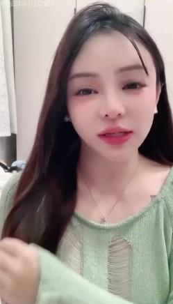 四川爆乳女神【炸土豆】夸张F奶 粉屄~扒逼道具自慰 截图4