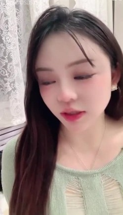 四川爆乳女神【炸土豆】夸张F奶 粉屄~扒逼道具自慰 截图6