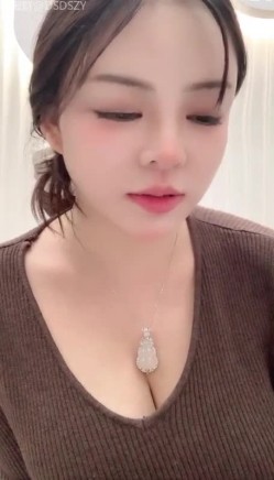 四川爆乳女神【炸土豆】夸张F奶 粉屄~扒逼道具自慰 截图15