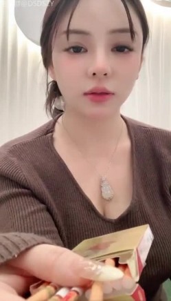 四川爆乳女神【炸土豆】夸张F奶 粉屄~扒逼道具自慰 截图16